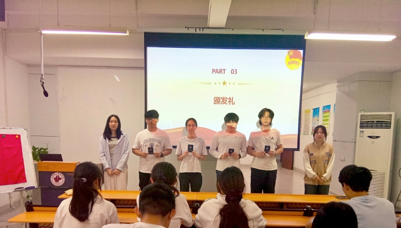 麻醉学院举行新团员入团仪式